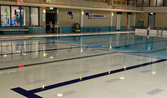 Movable swimming pool floor