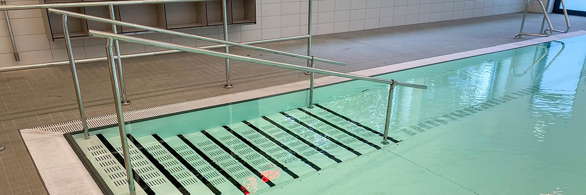 Ruchoma podłoga ze zintegrowanymi schodami w Dinslaken (Niemcy)