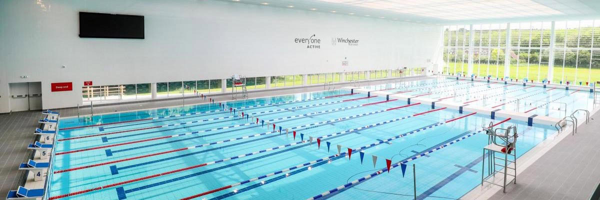 Dwie ruchome podłogi, pionowa ściana oporowa i platforma dla niepełnosprawnych w Winchester (Anglia)