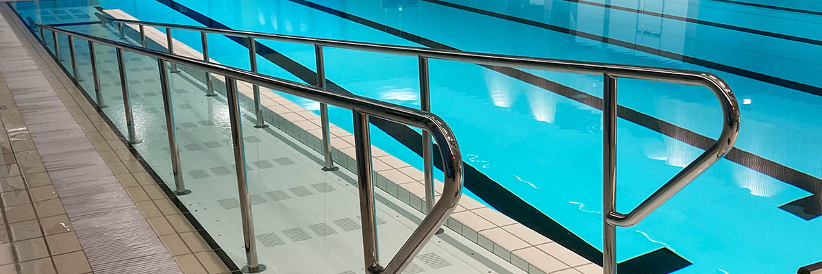 Rampa, ruchoma podłoga, składana ściana i 2-temperaturowy basen w Aukra (Norwegia)